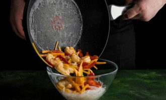 Meanwhile, drain the funchose in a colander and place it in a salad bowl. Add vegetables with shrimp.