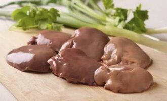 Comment faire cuire du foie de volaille à la crème sure et des oignons dans une poêle ? Préparez votre foie. Si vous le faites congeler, décongelez-le d’abord au réfrigérateur. Je tiens à souligner que, si possible, privilégiez toujours le foie réfrigéré, il sera plus tendre et savoureux que surgelé. Rincez le foie de poulet et laissez égoutter l'excès de liquide. Retirez ensuite les traces de graisse et coupez le foie en petits morceaux de votre taille habituelle.