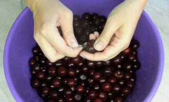 ¿Cómo preparar gelatina espesa de cerezas para el invierno con gelatina? Lavamos bien todas las bayas y les quitamos las semillas con una horquilla.