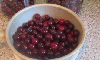 How to prepare cherry compote for a 3-liter jar for the winter? Since we are not going to remove the seeds from the cherries, we simply remove the stems and then wash the cherries well in plenty of water.