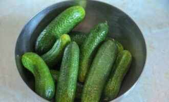 How to prepare crispy pickles for the winter in liter jars? For preparation, choose small, strong cucumbers. We carefully wash them and then soak them in cold water for several hours.