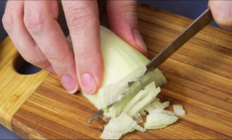 How to cook zucchini casserole with minced meat in the oven? First, clear the onion of peels and films and lightly rinse it with warm water. Dry with a paper towel and cut into small cubes. 