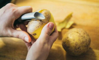 How to cook vegetable stew with meat? Trim the potato skins from the tubers. Wash the potatoes thoroughly with warm water. Cut them into medium sized cubes.