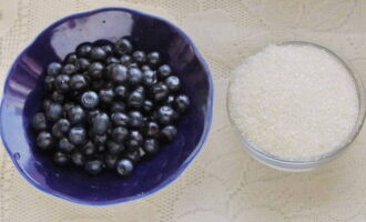 Wie bereitet man Blaubeeren im eigenen Saft für den Winter zu? Bereiten wir zunächst die notwendigen Zutaten vor. Achten Sie darauf, die Beeren zu sortieren und in kaltem Wasser zu waschen.