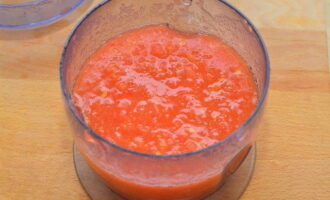 Cómo preparar tomates en su propio jugo para el invierno ¿Te estás chupando los dedos? Lavar los tomates y secarlos con un paño de cocina. Corta cada tomate a lo largo en dos mitades (coge sólo una parte del fruto, aproximadamente 1,2 kg). Luego póngalos en una licuadora y haga puré. Esto se puede hacer usando una picadora de carne o un exprimidor.