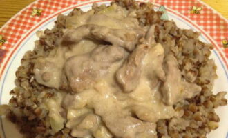 La carn Stroganoff està llesta. Per servir, col·loqueu primer el guarniment al plat i poseu-hi la carn de vedella a la salsa. Serviu amb amanida de verdures fresques. 