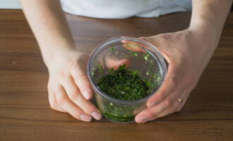 Como preparar um delicioso ensopado de legumes segundo uma receita clássica? Descasque o alho e triture no pilão junto com o sal. Pique as verduras finamente com uma faca e misture com a massa de alho.