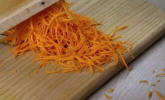 We grate the carrots on a grater designed for preparing carrots in Korean.