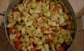 We wash the apples, remove the seeds and chop them as desired.