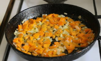 Épluchez l'oignon et coupez-le en petits cubes. On épluche et coupe également les carottes, mais en lanières oblongues. À ce moment-là, le bouillon continue d'être saturé du goût de la viande et sera bientôt prêt, et nous chauffons la poêle et la graissons avec de l'huile végétale. Faites-y revenir les oignons et les carottes. 