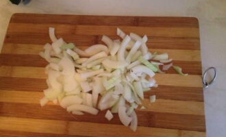 Pour a little olive oil into the frying pan where you fried the breast and put a piece of butter: let it melt. At this time, peel and finely chop or chop the onion and garlic: you can use a special crush. Fry the onion and garlic in a frying pan over low heat: this will take about 5 minutes. 