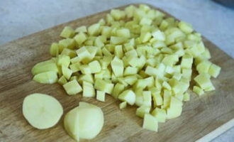 Next, we peel the potatoes and cut them too.