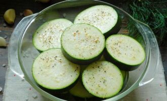 Em seguida, corte o vegetal em círculos finos. Polvilhe-os com sal e pimenta moída.