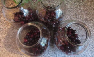 Next, before we move on to the next stage of preparation, we will definitely sterilize the jars. You can do this in any way convenient for you. Place the washed cherries in the prepared jars.