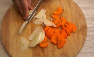 Then randomly chop the onions and carrots.