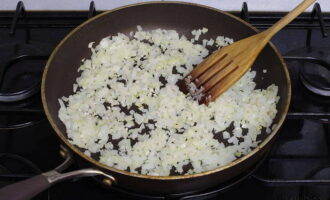 Pour some vegetable oil into the frying pan. Turn on the stove and place a frying pan with oil on the burner. After 1-2 minutes, pour the onion into the container and fry it until soft for about three minutes.