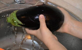 We also rinse the eggplants with water and dry them with a kitchen towel. Remove the peel. Cut the eggplants into small pieces.