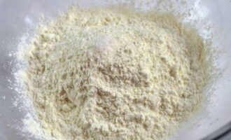 Sow one glass of flour into a deep bowl, add starch and fine salt. Mix well with a whisk.