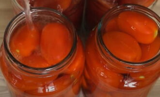 Coloca la sartén con la mezcla de tomate al fuego. Enciende la estufa y deja hervir la mezcla. Cocine por otros 10 minutos. Limpia el frasco y la tapa. Los esterilizamos de la forma que más nos convenga. Coloque los tomates restantes en un recipiente limpio y esterilizado y llénelos con agua caliente. Cubra el frasco con una tapa y déjelo por 15 minutos.