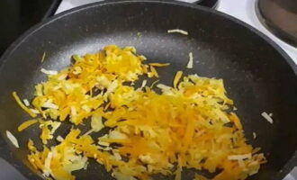 Peel and rinse the onion under running water. Dry it and cut into small strips. Wash and peel the carrots. Grate the fruit on a coarse grater. Fry the chopped vegetables in a frying pan greased with vegetable oil for about 5 minutes. The pan must first be well heated. 