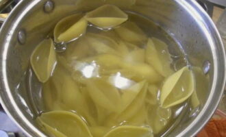 Boil pasta shells in salted water until tender. Place them in a colander and cool.