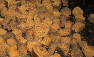 Depending on how crispy the crackers are, the kvass will turn out darker and richer in taste. The main thing is not to overcook so that the burnt bread does not become bitter.