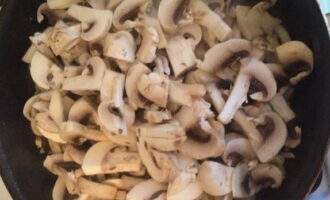 Wash and chop the mushrooms, add them to the pan and fry for 10 minutes. The water should evaporate. 