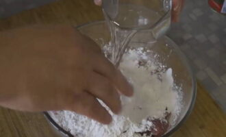 Add starch and water to the marinated meat and stir.