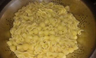 Place the cooked pasta in a colander, let the liquid drain and rinse the pasta under running water. It is not necessary to rinse the pasta, it is optional.