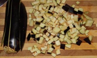 Cortar la berenjena en cubos y espolvorear con sal. Déjalo reposar unos 15 minutos para que suelte su jugo. Enjuague con agua fría y seque con una toalla de papel.