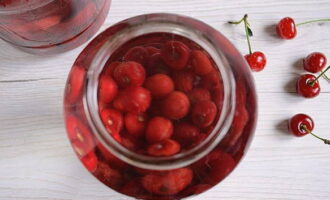 Sprinkle sugar on top of the berries. For 500 grams of cherries for a three-liter jar, 150 grams of granulated sugar is enough.