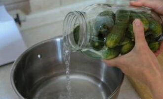 You can determine the exact amount of water needed as follows. Place the prepared cucumbers and the jar and fill them completely with water. Then pour the liquid into a saucepan.