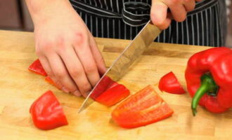 Lightly wash the bell pepper. Wipe with a towel and cut into two halves. Remove seeds and white films. We wash both parts again with water. Leave on a paper towel to absorb excess liquid. First cut the pepper into strips and then into cubes.