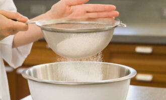 Place a separate deep container. Pour flour into a fine sieve and sift it at least twice so that it is enriched with oxygen. Then the pie will turn out fluffy.