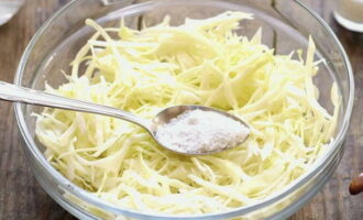 How to prepare crispy pickled cabbage in jars for the winter? Wash the cabbage, chop into thin strips and mix, pressing lightly with your hands.