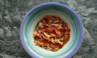 How to make marble eggs for Easter with your own hands? Chop the onion peel with scissors.