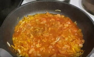 Remove the third part of the sauté from the frying pan, transfer it to a bowl and leave aside for a while. Add tomato sauce to the remaining roasted vegetables. If it is too thick, dilute it with boiled water, add salt and pepper, and mix thoroughly. Simmer for several minutes over low heat, then turn off the stove.