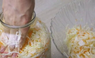 Then add salt to the cabbage and carrots in portions and mix immediately.