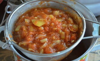 After this time, the vegetables released their own juice, stewed and became much softer. Transfer all the contents into a sieve and lightly grind until smooth.