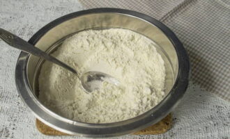 We begin to gradually introduce flour into the mixture. Stir constantly so that no lumps form.