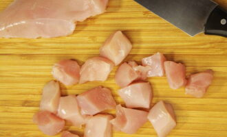 If you are using frozen chicken breast, remove it from the freezer in advance. Rinse the meat in water and remove excess moisture with paper towels. Remove the skin from the surface of the breast. You also need to cut off the fat. Pour water into a deep saucepan and place it on the stove. When the contents boil, add salt and add chicken. The fire must be reduced. Cook the breast for 40 minutes.Do not forget to periodically remove the foam that will form on the surface of the broth. After this, remove the chicken breast from the water. Let the meat cool. 