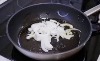 Clean the frying pan from olive oil and melt a piece of butter, on which we fry the chopped onion until translucent. Then add a little tomato paste and flour and continue frying for a couple of minutes.