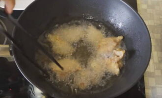 Heat a frying pan with enough vegetable oil. It should partially cover the meat, creating a deep-fried effect. Fry the pork in parts.