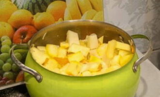 A continuación, añade el calabacín y las patatas a la sartén. Llene la comida con agua, agregue sal y deje hervir.