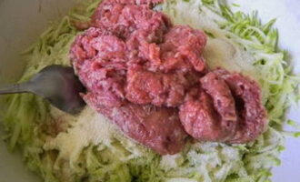 Em seguida, adicione a carne picada pré-descongelada.