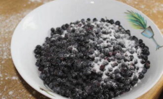 We sort and wash the berries. Then add powdered sugar and stir.