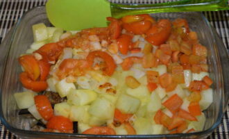 Transfiera las verduras picadas a una fuente para horno, agregue 3 cucharadas de aceite de oliva y un poco de sal.