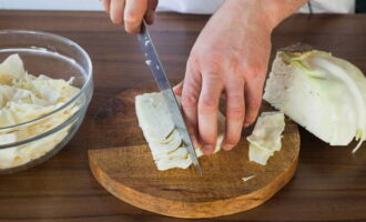 How to make instant Korean crispy pickled cabbage? Wash the cabbage, remove the top leaves and cut out the stalk. Cut the cabbage into large pieces.