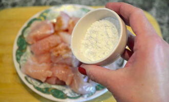 Come cucinare il pollo in salsa agrodolce a casa? Lavare il filetto di pollo, asciugarlo con carta assorbente e tagliarlo a cubetti. Salare la carne a piacere, aggiungere 3 cucchiai di amido e mescolare.