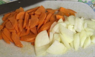 How to cook vegetable stew with zucchini, cabbage and potatoes? Immediately prepare all the ingredients for the stew according to the recipe. Peel and rinse vegetables. Cut the onion into quarter rings, and the carrots into thin semicircles, although the shape of cutting vegetables can be arbitrary, but approximately the same.